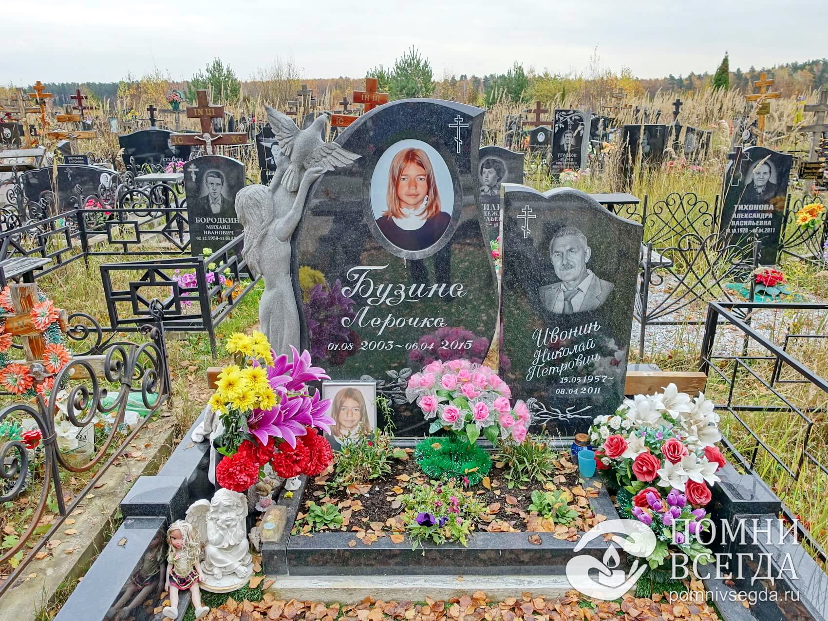 Мемориальный комплекс на две могилы со скульптурой девочки
