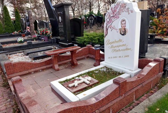 Надгробье из белого мрамора с изображением цветущей ветви